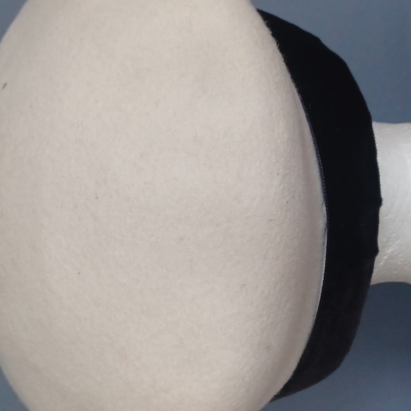 Eric Javits Cream Wool Beret with Black Velvet Flower Trim - Picture 7 of 15